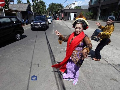 Sepi Job di Desa, Penari Jalanan Nonong Ngamen di Jakarta