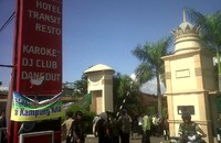 Akibat aksi ini, aktivitas hotel lumpuh. Gerbang hotel ditutup rapat-rapat. Polisi yang berjaga-jaga berdiri membentuk pagar betis untuk membatasi massa yang berusaha memasuki area hotel.