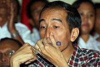 Aksi gaya Jokowi saat berkelakar. Dan ia akan tetap terus menggunakan baju kemeja kotak-kotak bersama pasangannya Ahok, hingga pencoblosan pada tanggal 11 Juli nanti.