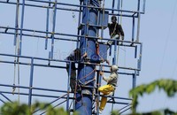 Pekerja melakukan perawatan pada tiang reklame di Kawasan Kebayora Lama, Jakarta, Sabtu (24/3).