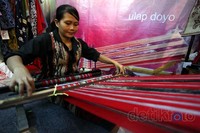 Bentuknya menyerupai daun pandan yang seratnya kuat sehingga bisa dijadikan benang tenun.