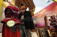 Salah satu ciri khas tenun doyo yang membedakannya dengan tenun ikat di daerah lain adalah adanya titik-titik hitam yang muncul pada bidang yang berwarna terang.