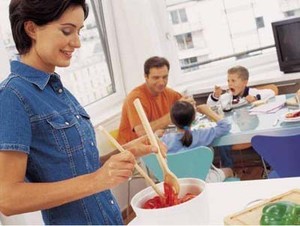 Teknologi Gantikan Interaksi Keluarga di Meja Makan?