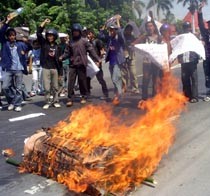 Antisipasi Puncak Demo BBM, Plat Mobil Pemkab Sidoarjo Diganti Hitam