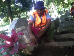 Seorang Perempuan Menangis Saat HN Dimakamkan