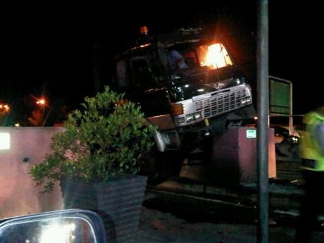 Truk Tabrak Beton Pelindung Gardu Transaksi di Gerbang Tol Karang Tengah