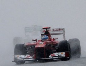 Sempat Diwarnai Hujan Deras, Alonso Juara di Sepang