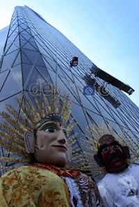Dengan mengenakan pakaian serba merah, Alain merayap dan memanjat gedung sejak pukul 10.20 wib.
