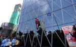 Alain Robert Berhasil Taklukkan Bakrie Tower