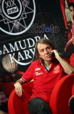 Alain Robert Berhasil Taklukkan Bakrie Tower
