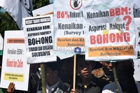 Massa HTI membawa poster berisi kecaman terhadap pemerintah atas rencananya menaikkan harga BBM.