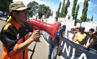 Sang Orator HTI Sulsel menyemangati rekan-rekannya untuk tetap solid memperjuangkan nasib rakyat Indonesia.
