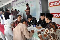 salah satu pasangan sedang menandatangani surat nikah