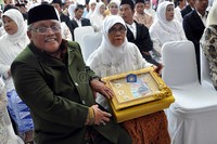 Salah satu pasangan  yang mengikuti kegiatan nikah massal ini, meskipun usianya telah menginjak 63 tahun.