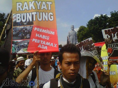 Ribuan Massa HTI Tolak Kenaikan Harga BBM