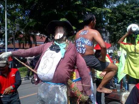 Tolak Kenaikan BBM, Massa Gabungan Blokir Jalan di Solo