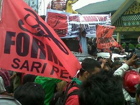 Massa BBM Bentrok dengan Aparat Keamanan di Bandara Polonia