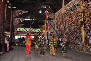 Menari Tari Pampaga di Desa Budaya Pampang
