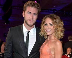 Miley Cyrus & Liam Hemsworth Tunangan?