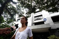 Atiqah Hasiholan mendatangi Posko Ratna Sarumpaet Cresis Center yang terletak di LBH Jakarta, JL Diponegoro, Jakarta.