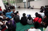 Atiqah Hasiholan, Ratna Sarumpaet dan para mahasiswa berdiskusi soal rencana pemerintah yang akan menaikkan harga BBM pada April mendatang.