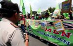 Massa Silih Berganti Sambangi Istana Tolak Kenaikan BBM