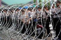 Sementara itu, sekitar Bandar Udara (Bandara) Polonia telah dijaga oleh aparat kepolisian. Kawat berduri juga telah dipasang di sekitar bandara.