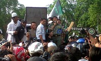 Plt. Gubernur Sumut Gatot Pujo Nugroho menemui pendemo yang memblokir akses masuk Bandara Udara Polonia.