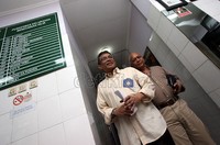 Calon Wakil Gubernur DKI Jakarta dari PKS, Didik J Rachbini (depan), mengunjugi Puskesmas Kelurahan Bendungan Hilir, Jakarta, Senin (26/3/2012).