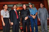 Dalam jumpa pers tersebut, Menko Polhukam Djoko Suyanto didampingi oleh Kepala Bagian Pemeliharaan Keamanan Mabes Polri Komjen Imam Sudjarwo, Mendagri Gamawan Fauzi, Panglima TNI Laksamana Agus Suhartono dan Kepala BIN Marciano Norman.