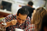 Jokowi pun asyik menyantap makanan kesukaannya bakso, saat menunggu kehadiran Bang Yos, di Restoran Madam Ching, Menteng, Jakarta, Senin (26/03)