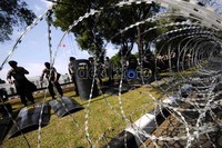 Kawat berduri dipasang di depan Istana Negara, Jakarta.