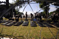 Polisi mempersiapkan peralatan yang akan digunakan untuk mengamankan aksi demo.