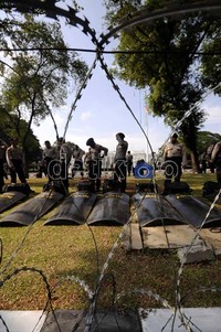 Polisi bersiaga di sekitar Istana Negara, Jakarta. Penjagaan ini untuk mengantisipasi kemungkinan terjadinya tindak anarkis dan pengerusakan.