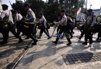 Polisi tiba di Istana Negara, Jakarta. Sebanyak 22 ribu polisi diterjunkan untuk menjaga demonstrasi tentang kenaikan harga BBM di DKI Jakarta pada 27 Maret 2012.