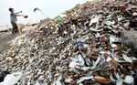 Menambang Pasir di Antara Tumpukan Kulit Kerang
