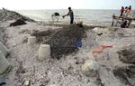 Menambang Pasir di Antara Tumpukan Kulit Kerang