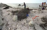 Hasil pasir ini tidak dijual melainkan untuk membangun sendiri pemukiman miskin di sepanjang bibir pantai.