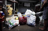 Ini juga di klaim oleh warga sebagai salah satu cara menanggulangi penumpukan sampah di Jakarta.