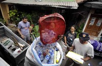 Hal itu dilakukan secara inisiatif oleh sekumpulan warga dengan mengumpulkan dan menabung sampah-sampah plastik bekas