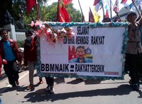 Mereka menyerukan penolakan terhadap rencana Pemerintah menaikkan harga BBM. Mereka terkosentrasi di depan Balaikota Surakarta, Senin (26/3).
