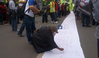Mereka juga membentangkan kain putih panjang kemudian menuliskan penolakan kenaikan BBM.