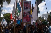 Aksi gabungan tersebut digelar di Jalan Jendral Sudirman Solo, Senin (26/3/2012). Massa berasal dari elemen buruh, mahasiswa, dan ormas kepemudaan. Mereka menyebut diri sebagai Aliansi Mahasiswa dan Masyarakat Surakarta (AMMAS).
