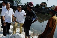 Hidayat dan Didik J Rachbini berbincang dengan warga saat mendatangi kawasan padat penduduk di pinggir Kali Krukut, Pejompongan, Jakarta Pusat, Minggu (25/3).