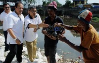 Keduanya memberikan bingkisan kepada warga yang kurang mampu.