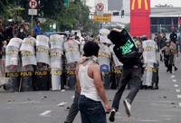 Aksi mahasiswa versus polisi di depan kampus UKI, Salemba Jakarta. Menurut partai berkuasa, Partai Demokrat, aksi ini dianggap berlebihan. Sebaliknya, bagi pendemo, pemerintah yang dianggap berlebihan karena menilai aksi massa sudah menjurus penggulingan presiden. (Foto: detikFoto/Ari Saputra)