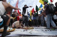 Pengunjukrasa dari kelompok Cipayung di depan gedung DPR. Pemerintah bersikukuh menaikan harga BBM dengan alasan subsidi BBM membuat jebol APBN. Pada praktiknya, yang membuat jebol anggaran justru para mafia anggaran di DPR, bukannya rakyat yang hanya bisa menonton. (Foto: detikFoto/Ari Saputra)