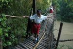 Kembali, Nyawa Anak SD Dipertaruhkan di Jembatan