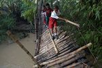 Kembali, Nyawa Anak SD Dipertaruhkan di Jembatan