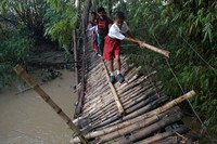 Sejumah warga termasuk para pelajar terpaksa harus melintas jembatan tersebut karena merupakan akses terdekat ke tempat tujuan. ANTARA/Saiful Bahri.